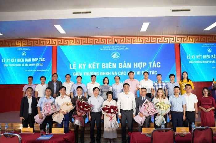 Đại diện Trường Đại học Khoa học chụp ảnh lưu niệm cùng các đơn vị đối tác. Ảnh: NTCC. z6690524326836-9d23fd061aa72313772fd0109822911b.jpg