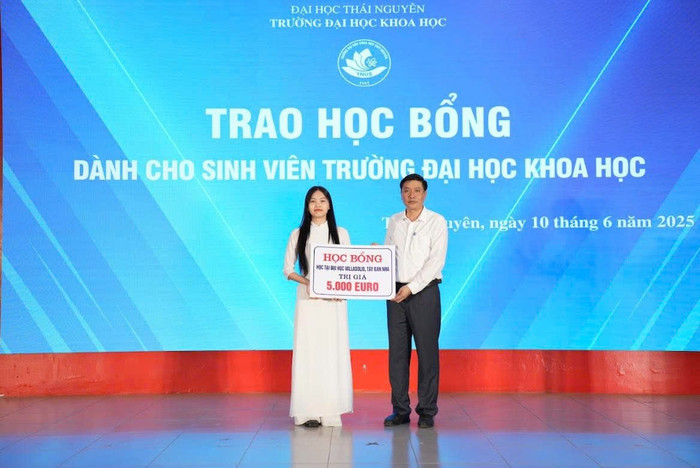 Sinh viên nhận học bổng trao đổi 01 kì học với Đại học Valladolid, Tây Ban Nha. Ảnh: NTCC. z6690514723909-fe95b6b36ebf67bd26e63b490871b4cb.jpg