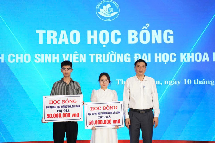 2 sinh viên nhận Học bổng trao đổi sinh viên 01 học kỳ với Đại học Trường Vinh, Đài Loan. Ảnh: NTCC. z6690540476995-ed17716cde3ce0f38400f60aa435205d.jpg