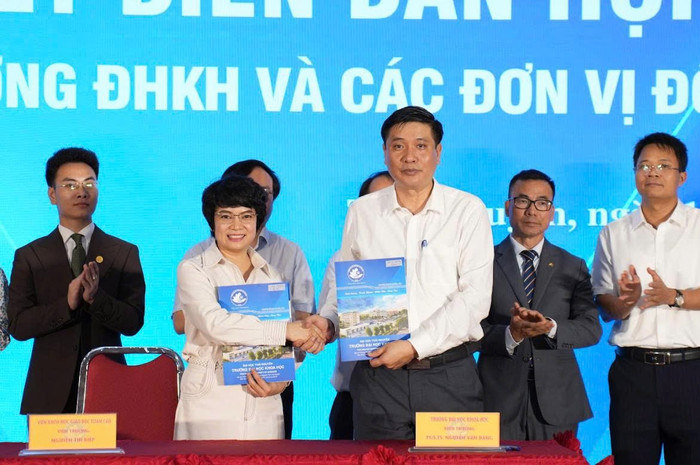 Phó giáo sư, Tiến sĩ Nguyễn Văn Đăng – Hiệu trưởng Trường Đại học Khoa học, Đại học Thái Nguyên (bên phải) kí kết hợp tác cùng bà Nguyễn Thị Điệp - Viện trưởng Viện Khoa học Giáo dục Toàn cầu. Ảnh: NTCC. z6693238769668-107492bd01c47613533003ceb4d57755.jpg