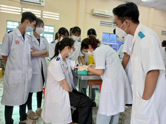 Tiết học thực hành của sinh viên khối ngành sức khoẻ Trường Đại học Cửu Long. Ảnh: Website nhà trường. 2-tiet-hoc-thuc-hanh-cua-sinh-vien-khoi-nganh-suc-khoe-truong-dai-hoc-cuu-long-1719820990629719414050.jpg