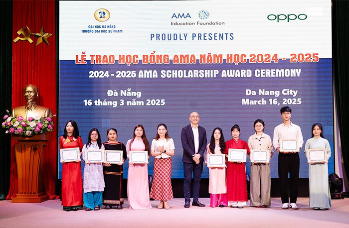 sinh-vien-ued-nhan-hoc-bong-ama-06-ts-dinh-thi-my-hanh-phat-bieu.jpg