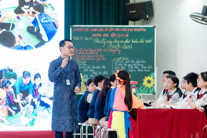 Thầy Phùng Chí Tân cùng học sinh trong một buổi học chuyên đề môn Lịch sử. Ảnh: NVCC. 470135065-8461349090658189-8560062287275956613-n.jpg