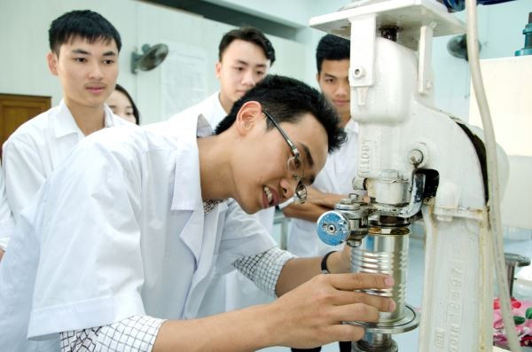 Sinh viên Trường Đại học Nha Trang thực hành trong phòng thí nghiệm. Ảnh: Website nhà trường. 280102435-539356434495869-8907068407545247876-n-220528120852.jpg
