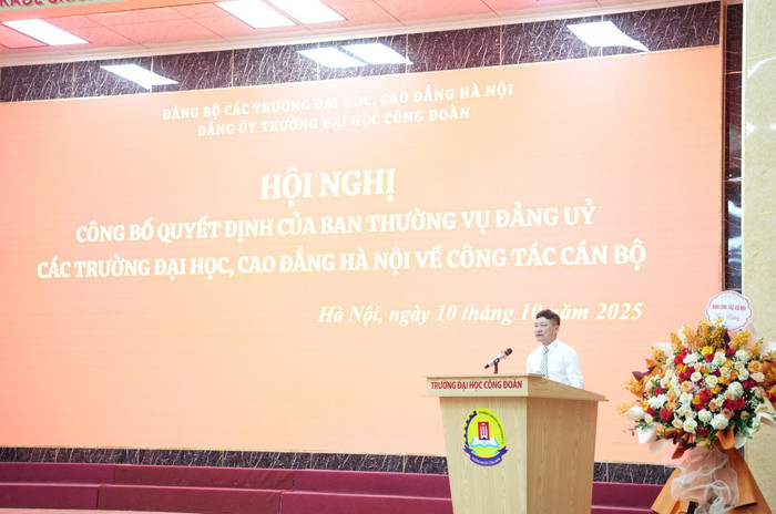 Đồng chí Nguyễn Tiến Hòa - Phó Trưởng ban Tổ chức Đảng ủy các trường đại học, cao đẳng Hà Nội công bố quyết định. Ảnh: NTCC. 44.png
