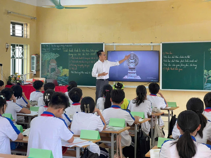 Thầy Phùng Chí Tân trong một giờ dạy Lịch sử. Ảnh: NVCC. z6929571396946-94164f8a12bf18b935c3b9cb36670f30.jpg