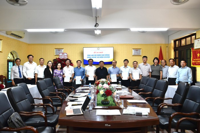 Phó Giáo sư, Tiến sĩ Trần Xuân Nhĩ - Phó Chủ tịch Thường trực Hiệp hội Các trường đại học, cao đẳng Việt Nam trao quyết định Hội viên Hiệp hội Các trường đại học, cao đẳng Việt Nam cho 09 trường cao đẳng. Ảnh: Thúy Hiền. dsc0471-3648-6992.jpg