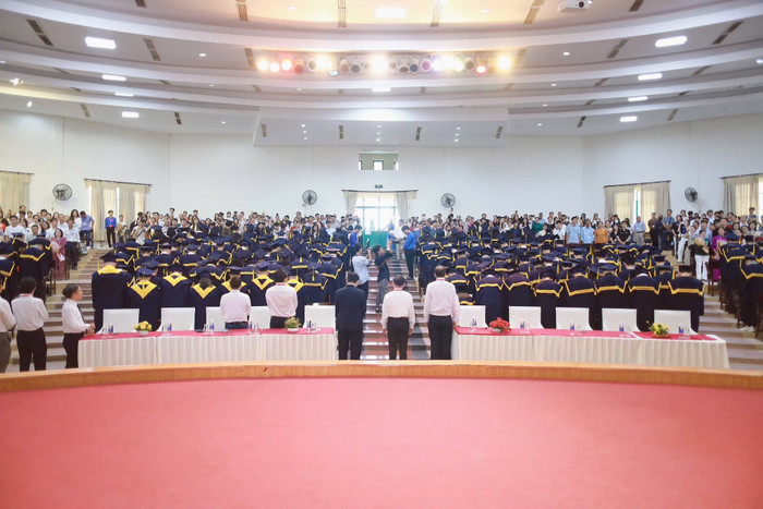Các tân thạc sỹ, tân kỹ sư, tân cử nhân tốt nghiệp cũng đã cúi đầu tri ân thầy cô, tri ân các bậc phụ huynh. Ảnh: Website nhà trường. 514260290-1174105478093109-5673734392589823133-n.jpg