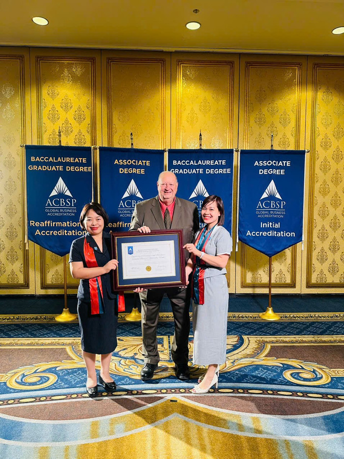 Dr. Steve Parscale - Chief Accreditation Officer trao chứng nhận Kiểm định ACBSP cho đại diện của Trường Đại học Kinh tế - Đại học Quốc gia Hà Nội. Ảnh: NTCC. 2.jpg
