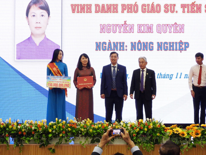4-ths-le-tong-duc-hoa-chu-tich-hoi-dong-truongva-nha-giao-uu-tu-pho-giao-su-tien-si-luong-minh-cu-trao-chung-nhan-va-tang-so-tien-150-trieu-dong-chuc-mung-tan-pgsts-nguyen-kim-quyen.jpg