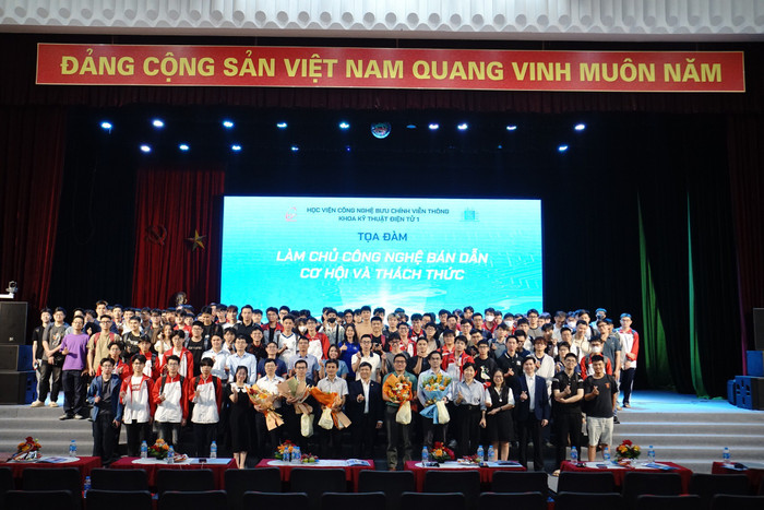 Sinh viên Học viện Công nghệ Bưu chính Viễn thông tham gia tọa đàm về công nghệ bán dẫn. Ảnh: NVCC. 505613983-1292620796201925-1406746214390524777-n.jpg