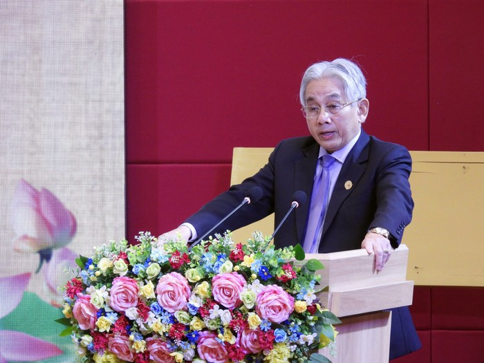Nhà giáo ưu tú, Phó Giáo sư, Tiến sĩ Lương Minh Cừ – Bí thư Đảng ủy, Hiệu trưởng Trường Đại học Cửu Long. Ảnh: Website nhà trường. 2-nha-giao-uu-tu-pho-giao-su-tien-si-luong-minh-cu-bi-thu-dang-uy-hieu-truong-truong-dai-hoc-cuu-long-phat-bieu-chao-mung-2048x1536-9872-2722.jpg