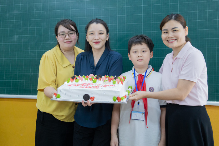 Cô Nguyễn Hồng Ngọc - Giám đốc vận hành của Trường Tiểu học và Trung học cơ sở May (áo xanh) chúc mừng học sinh giành giải lớn. Ảnh: NTCC. 528342762-1314037604063625-8617081786987494178-n.jpg