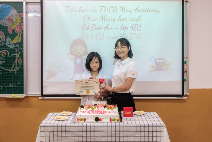 Nhà trường và bạn bè tổ chức lễ chúc mừng cho hai học sinh. Ảnh: NTCC. 528827471-1314038187396900-8784658512893103070-n.jpg