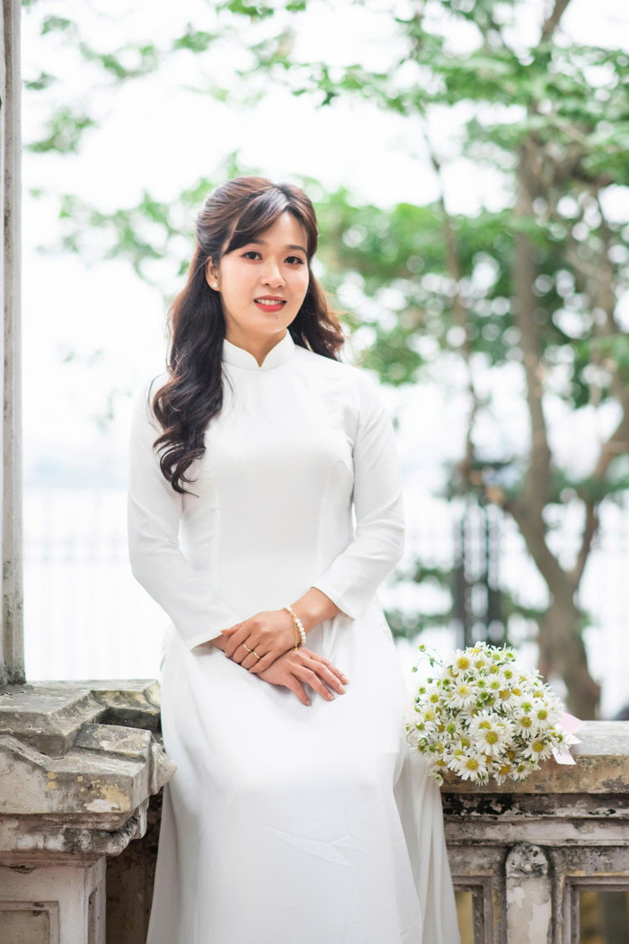 Cô Nguyễn Thị Giang - giáo viên chủ nhiệm và cũng là giáo viên dạy Toán của lớp 12 chuyên Anh. Ảnh: NVCC. z6816360077028-3c7e6b9fac14c55dd67806c60af29067.jpg