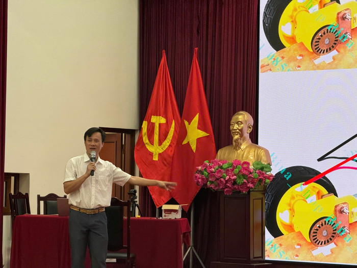 Thầy Nguyễn Văn Vĩ - giáo viên dạy Vật lý, STEM của Trường Trung học phổ thông Phan Huy Chú - Đống Đa (Hà Nội). Ảnh: NVCC. 42e5e9d5-154c-47f6-9a92-49a0084c78ae.jpg