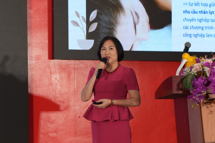 Phó giáo sư, Tiến sĩ Lê Thị Thanh Hương - giảng viên Khoa Khoa học Tự nhiên và Công nghệ giới thiệu về Chương trình Chăm sóc sắc đẹp từ dược liệu. Ảnh: NTCC. vxd03502.jpg