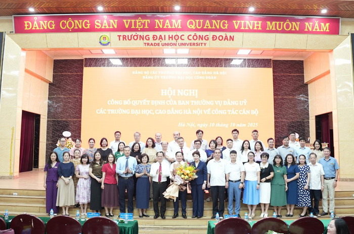 Đại biểu tham dự chụp ảnh lưu niệm với đồng chí Lê Mạnh Hùng - tân Bí thư Đảng ủy Trường Đại học Công đoàn. Ảnh: NTCC. 15.png
