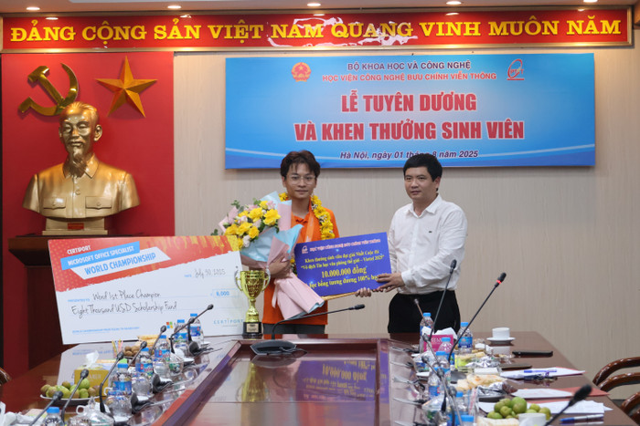 Phó Giáo sư, Tiến sĩ Đặng Hoài Bắc - Giám đốc Học viện Công nghệ Bưu chính Viễn thông trao thưởng cho Đỗ Hải Long. Ảnh: NTCC. img-0079.jpg