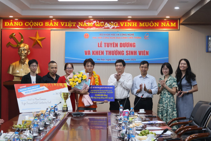 Đỗ Hải Long chụp ảnh lưu niệm cùng thầy cô và gia đình trong lễ tuyên dương khen thưởng. Ảnh: NTCC. img-0097.jpg