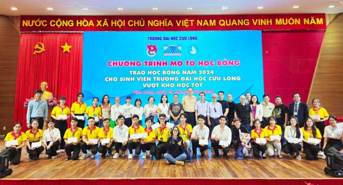 Trường Đại học Cửu Long phối hợp với Quỹ “Mô tô học bổng” tổ chức trao học bổng cho sinh viên nghèo, vượt khó học giỏi. Ảnh: Website nhà trường. 3-sinh-vien-nhan-hoc-bong-chup-anh-luu-niem-cung-ban-to-chuc-1024x551.jpg