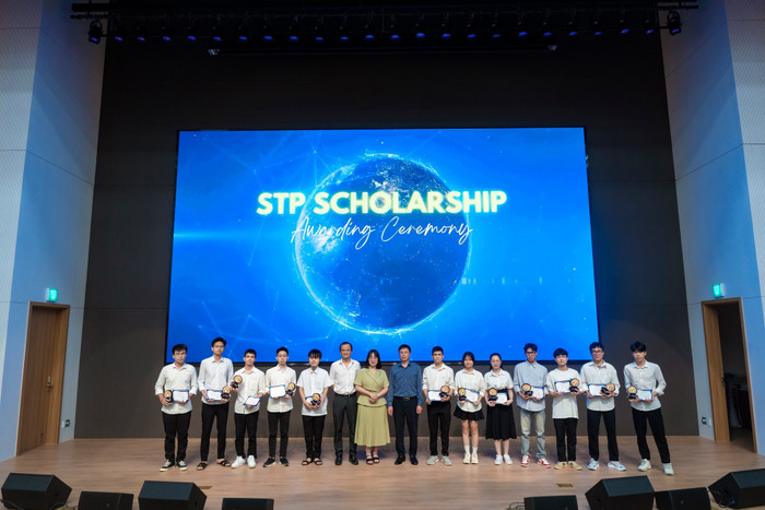 Sinh viên của Khoa Công nghệ thông tin 1 nhận học bổng sinh viên tài năng STP do Trung tâm Nghiên cứu và Phát triển Samsung Việt Nam trao tặng. Ảnh: website nhà trường. 482354574-957332016564145-4200388686605220026-n.jpg