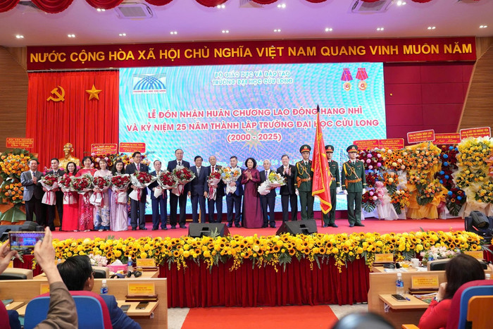 Trường Đại học Cửu Long tổ chức lễ đón nhận Huân chương Lao động hạng Nhì và kỷ niệm 25 năm ngày thành lập trường. Ảnh: NTCC. image-6.jpg