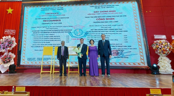 Trường Đại học Cửu Long nhận chứng nhận đạt chuẩn kiểm định chất lượng cơ sở giáo dục chu kỳ 2. Ảnh: NTCC. 2-truong-dh-cuu-long-nhan-quyet-dinh-va-chung-nhan-dat-chuan-kiem-dinh-chat-luong-csgd-chu-ky-2-1684.jpg