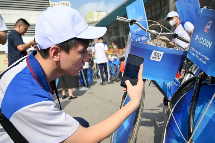 Sinh viên truy cập vào hệ thống để trải nghiệm phiên bản thử nghiệm thông qua việc quét mã QR code. Ảnh: NTCC. image.jpg