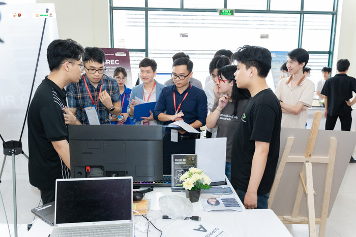 Sinh viên ngành Công nghệ thông tin, Học viện Công nghệ Bưu chính Viễn thông tham gia cuộc thi về sản phẩm đổi mới sáng tạo. Ảnh: website nhà trường. 486354830-1094042419432749-5997365774668924843-n.jpg