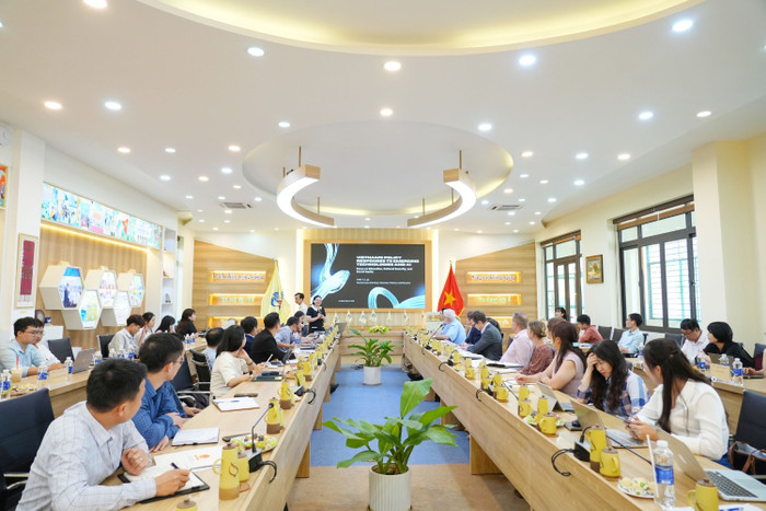 Tiến sĩ Lê Thị Thanh Tịnh trình bày báo cáo: “Vietnam’s Policy responses to emerging technologies and AI: Education, Cutural Security, and Social Equity in focus”. Ảnh: Website nhà trường. f7.jpg