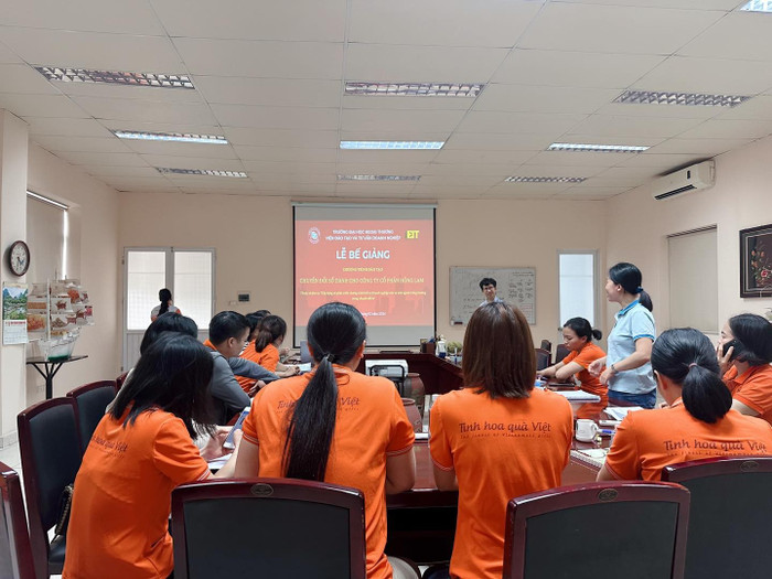 Nhân viên của Công ty Cổ phần Hồng Lam trong một buổi học về chuyển đổi số doanh nghiệp. Ảnh: Website công ty. 491948761-1245424490921290-3097747827417616199-n.jpg