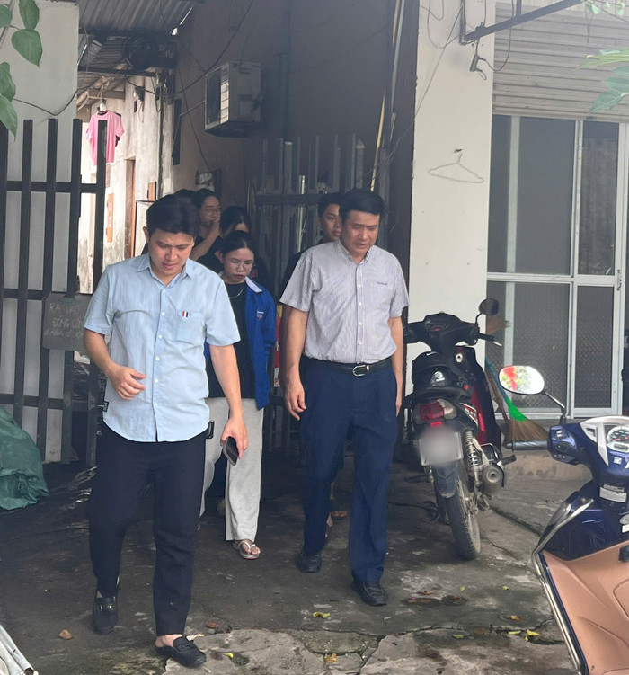 Phó giáo sư, Tiến sĩ Nguyễn Văn Đăng - Hiệu trưởng Trường Đại học Khoa học (bên phải ảnh) trực tiếp cùng các Đoàn viên đi khảo sát phòng trọ quanh khu vực trường. Ảnh: NTCC. z6872641121457-ca20547532a185d850875d5b99e58ad1-9910.jpg
