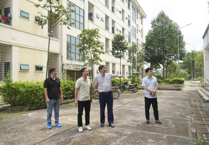 Lãnh đạo nhà trường kiểm tra cơ sở vật chất tại khu ký túc xá. Ảnh: NTCC. z6872622706450-464f8d1900433d48e7f5b9b214646a7b.jpg