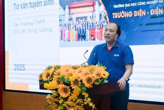 Phó giáo sư, Tiến sĩ Hoàng Mạnh Kha - Hiệu trưởng Trường Điện - Điện tử, Trường Đại học Công nghiệp Hà Nội. Ảnh: NVCC. 491940426-653576207422460-4991016815085643265-n.jpg
