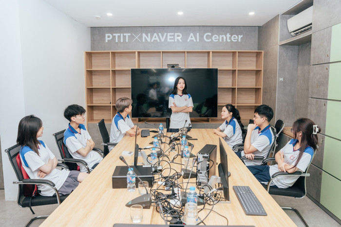 Sinh viên Học viện Công nghệ Bưu chính Viễn thực hành trong phòng nghiên cứu hiện đại. Ảnh: Website nhà trường. 486757567-1097674199069571-5066204716038847341-n.jpg