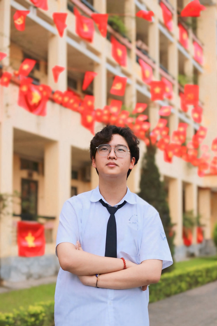 Đoàn Trần Duy Anh - Chủ nhiệm Câu lạc bộ Ký ức Lịch sử và Văn hóa của Trường Trung học phổ thông Chuyên Nguyễn Trãi (tỉnh Hải Dương cũ). Ảnh: NVCC. chu-nhiem-clb-chup-voi-cong-trinh-thanh-nien-chao-mung-30-4.jpg