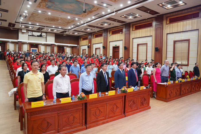 Các đại biểu và sinh viên làm lễ chào cờ. Ảnh: NTCC. hmt09000.jpg