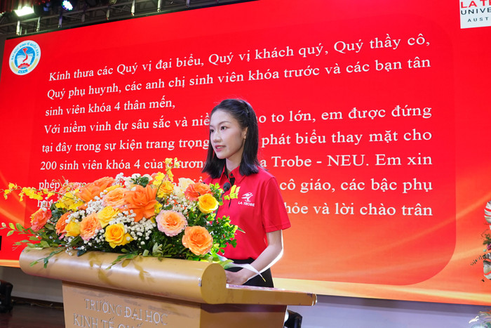 Đại diện cho tân sinh viên khóa 4, bạn Đàm Ngọc Lam Anh phát biểu. Ảnh: NTCC. hmt09159.jpg