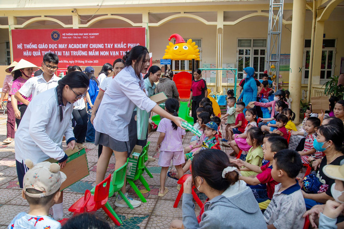 Các thành viên của đoàn phát quà bánh cho các em học sinh Trường Mầm non Vạn Thiện. Ảnh: NTCC. 566222299-1354486890023208-7668246607805816493-n.jpg