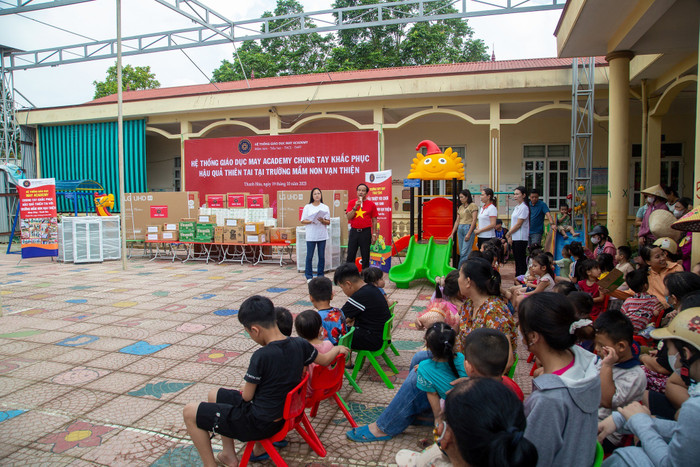 Đại diện Hệ thống Giáo dục May Academy chia sẻ cùng giáo viên và học sinh Trường Mầm non Vạn Thiện. Ảnh: NTCC. 566352177-1354487320023165-4178823894500948543-n.jpg