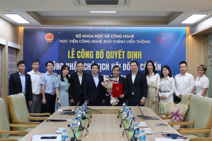 Đại diện đội ngũ cán bộ Viện Lãnh đạo, Quản trị và Quản lý Việt Nam chúc mừng Giáo sư Vũ Minh Khương nhậm chức. Ảnh: NTCC. img-0188.jpg