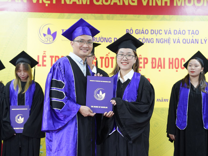 Tiến sĩ Phạm Kim Thư - Phó Hiệu trưởng Trường Đại học Công nghệ và Quản lý Hữu nghị trao bằng tốt nghiệp cho sinh viên. Ảnh: Website nhà trường. 002.jpg