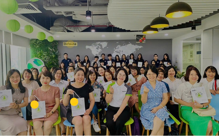 Tiến sĩ Phan Thị Anh Đào (hàng đầu, thứ 3 từ trái sang phải) cùng các giảng viên và sinh viên Học viện Ngân hàng đến tham quan, học tập tại trụ sở Tập đoàn Deloitte tại Việt Nam. Ảnh: NVCC. z6674791686522-64ec1958f0748de045593aed38132e0f.jpg