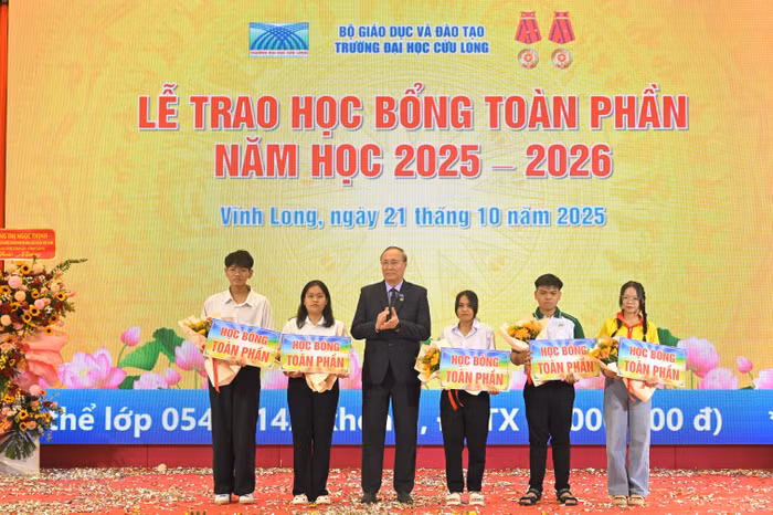 ts-nguyen-thanh-dung-pho-hieu-truong-truong-dh-cuu-long-trao-hoc-bong-toan-phan-cho-tan-sinh-vien.jpg