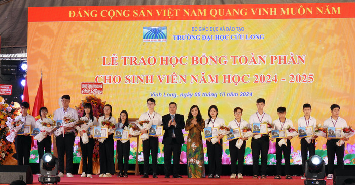 Thạc sĩ Lê Tôn Đức Hòa – Chủ tịch Hội đồng trường, Trường Đại học Cửu Long và Tiến sĩ Đặng Thị Ngọc Lan – Phó Hiệu trưởng nhà trường trao học bổng cho tân sinh viên năm học 2024-2025. Ảnh: NTCC. 6-thac-si-le-ton-duc-hoa-chu-tich-hoi-dong-truong-va-tien-si-dang-thi-ngoc-lan-pho-hieu-truong-trao-hoc-bong-cho-tan-sinh-vien.jpg
