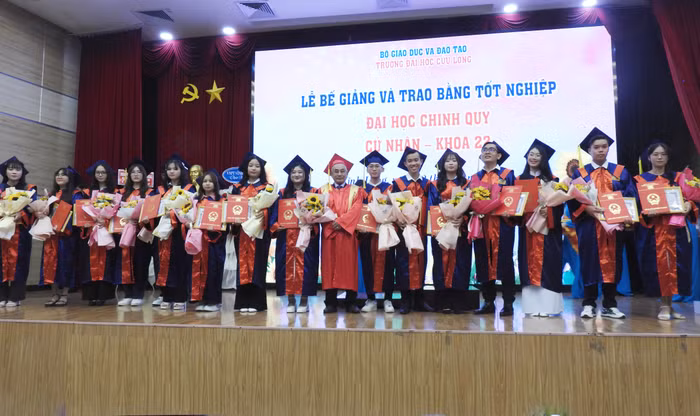 2-nha-giao-uu-tu-pho-giao-su-tien-si-luong-minh-cu-hieu-truong-truong-dai-hoc-cuu-long-trao-giay-khen-va-bang-tot-nghiep-cho-tan-cu-nhan-tot-nghiep-loai-xuat-sac-nam-2025.jpg