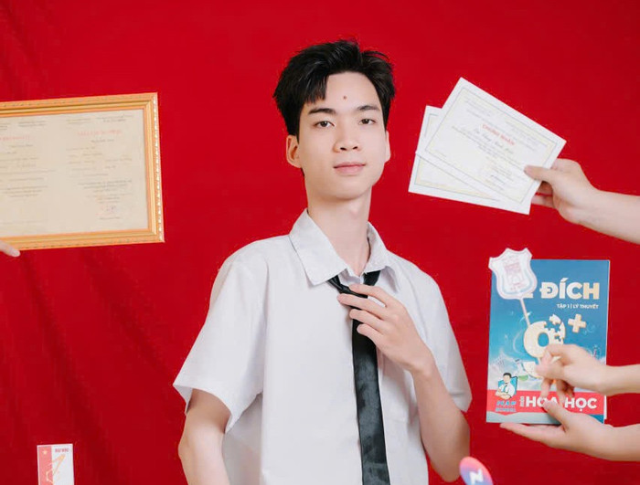 Nguyễn Huy Hoàng - "thủ khoa kép" của Học viện Công nghệ Bưu chính Viễn thông. Ảnh: NVCC. gen-h-hoang-thu-khoa-1.jpg
