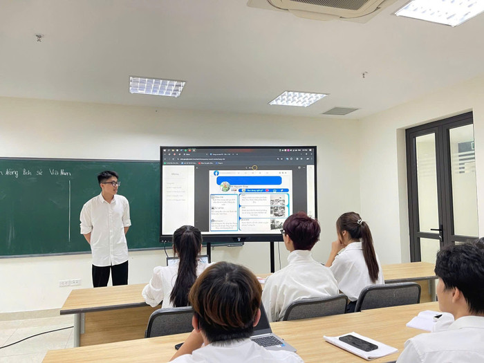 Sinh viên Trường Đại học Sư phạm Hà Nội 2 sử dụng website tương tác trong dạy học. Ảnh: NVCC. z6921149670631-7fcb54711833191366d38e0307b7c19e.jpg