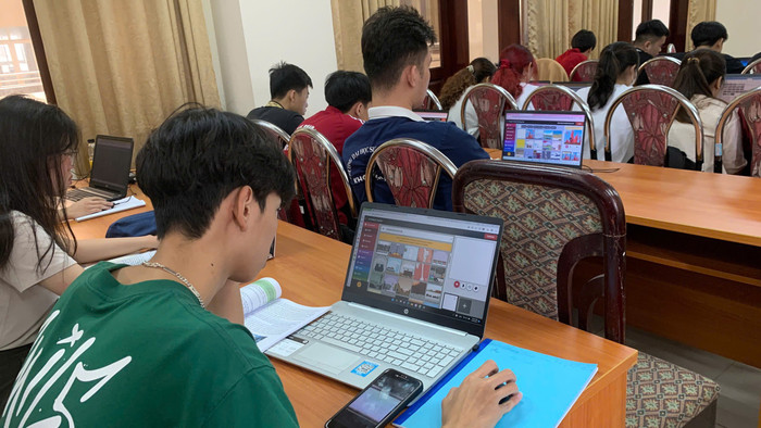 Sinh viên Trường Đại học Sư phạm Hà Nội 2 thực hành thiết kế học liệu số. Ảnh: NVCC. z6921149674963-1fccfdfed7eafdec85139a44479d4def.jpg
